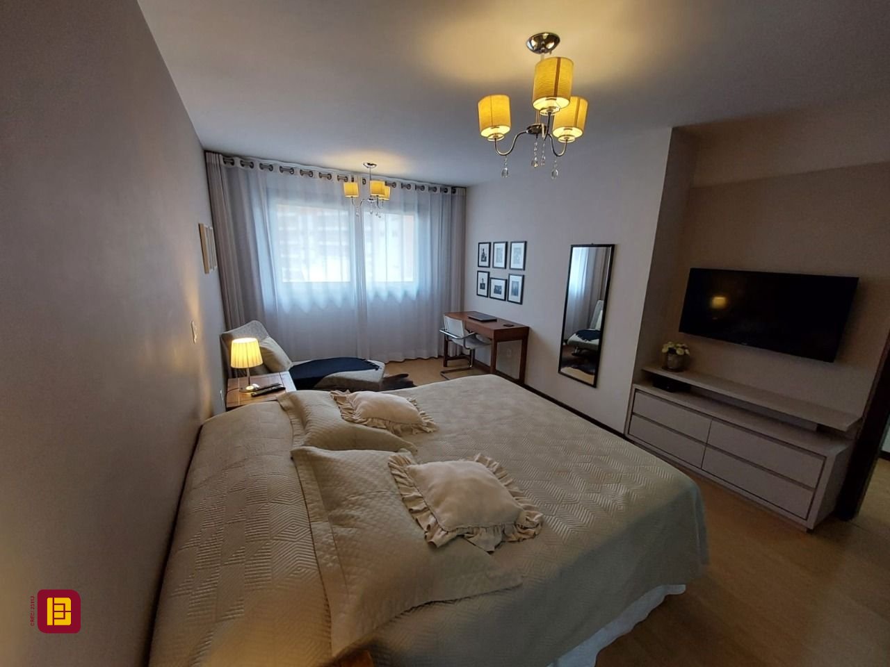 Casa com 220m², 6 quartos (sendo 2 suítes), 2 garagens, no bairro Córrego Grande em Florianópolis