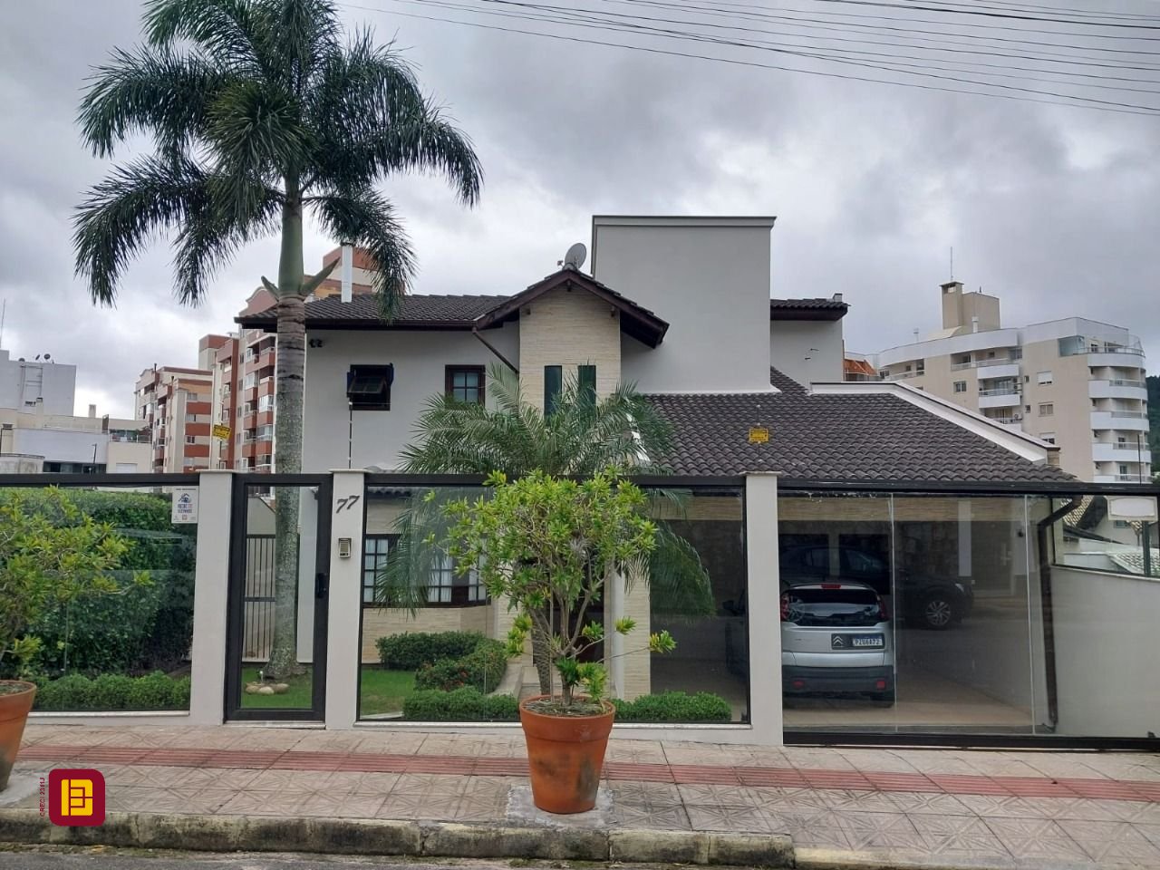 Casa com 220m², 6 quartos (sendo 2 suítes), 2 garagens, no bairro Córrego Grande em Florianópolis