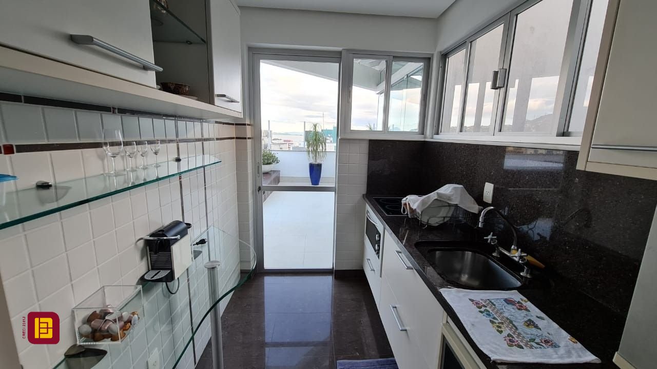 Cobertura com 173m², 2 quartos (sendo 1 suíte), 1 garagem, no bairro Centro em Florianópolis