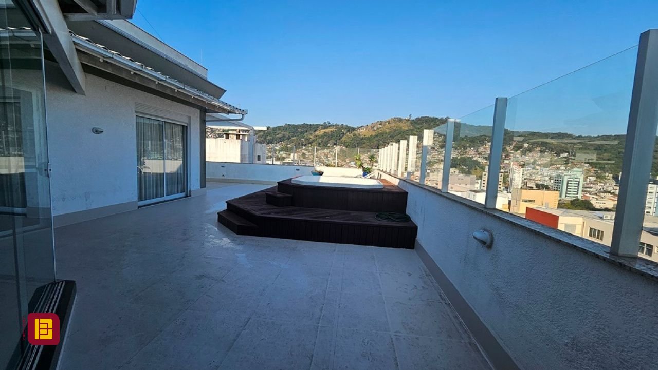 Cobertura com 173m², 2 quartos (sendo 1 suíte), 1 garagem, no bairro Centro em Florianópolis