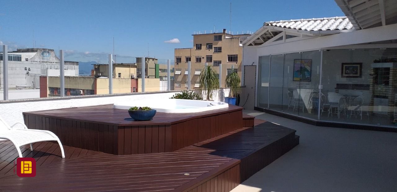 Cobertura com 173m², 2 quartos (sendo 1 suíte), 1 garagem, no bairro Centro em Florianópolis