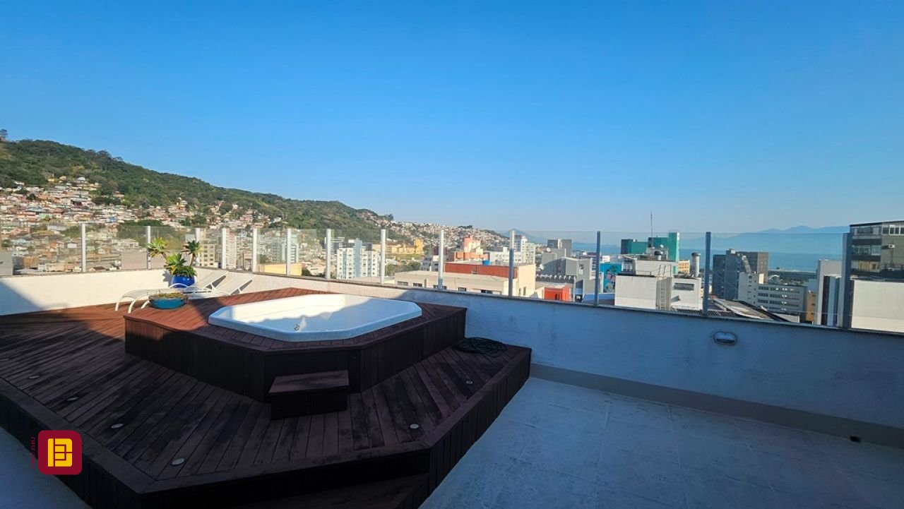 Cobertura com 173m², 2 quartos (sendo 1 suíte), 1 garagem, no bairro Centro em Florianópolis