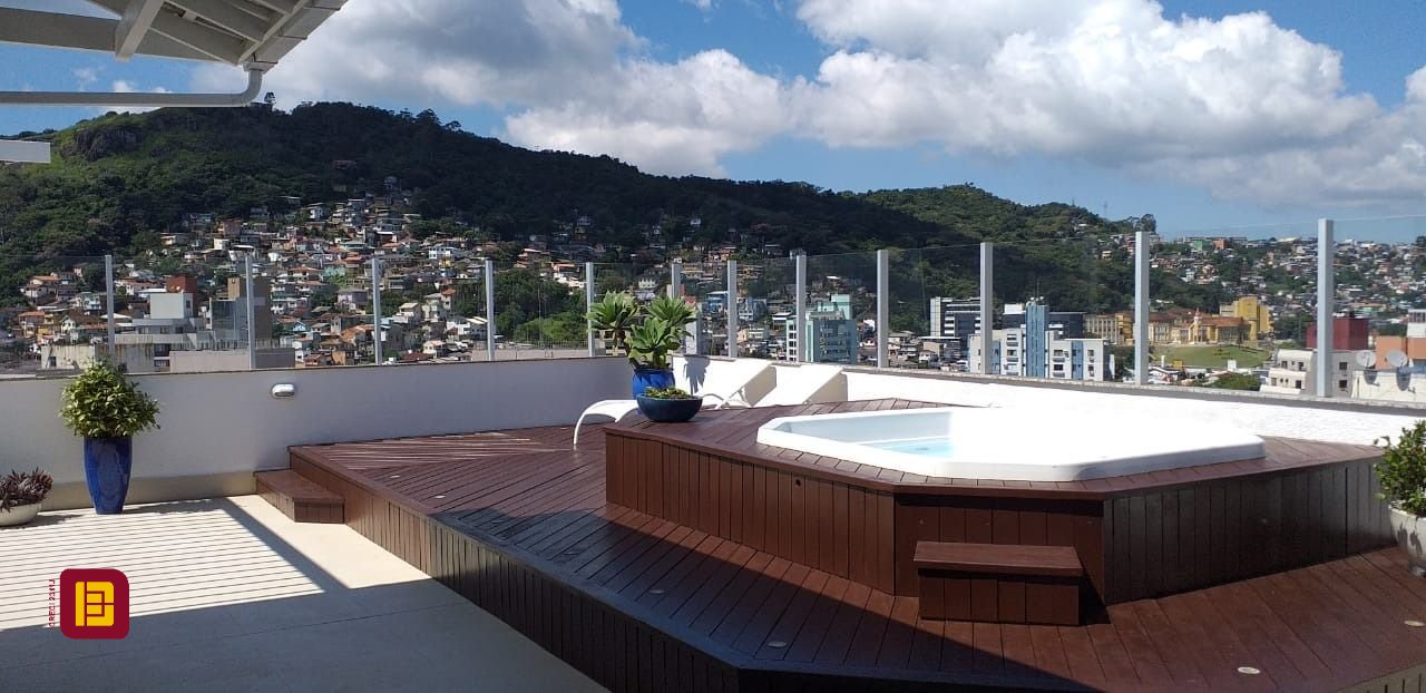 Cobertura com 173m², 2 quartos (sendo 1 suíte), 1 garagem, no bairro Centro em Florianópolis