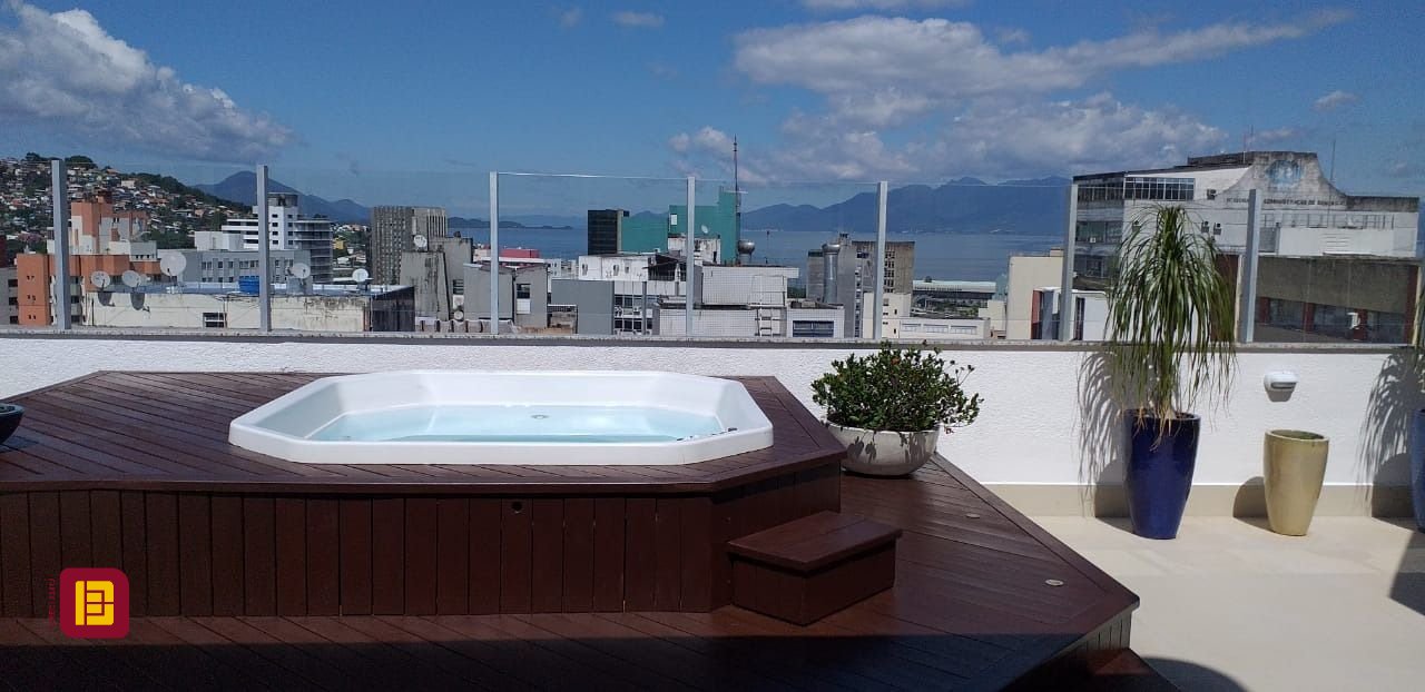 Cobertura com 173m², 2 quartos (sendo 1 suíte), 1 garagem, no bairro Centro em Florianópolis