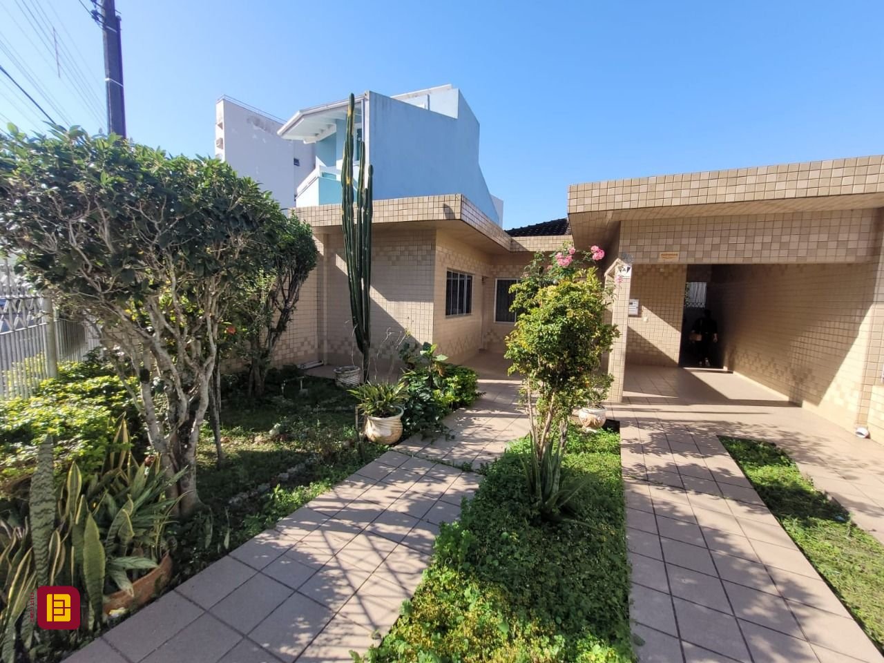 Casa com 138m², 4 quartos (sendo 1 suíte), 4 garagens, no bairro Estreito em Florianópolis