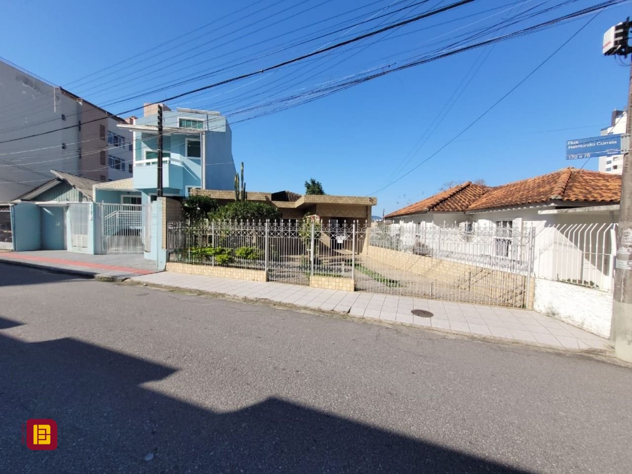 Casa com 138m², 4 quartos (sendo 1 suíte), 4 garagens, no bairro Estreito em Florianópolis