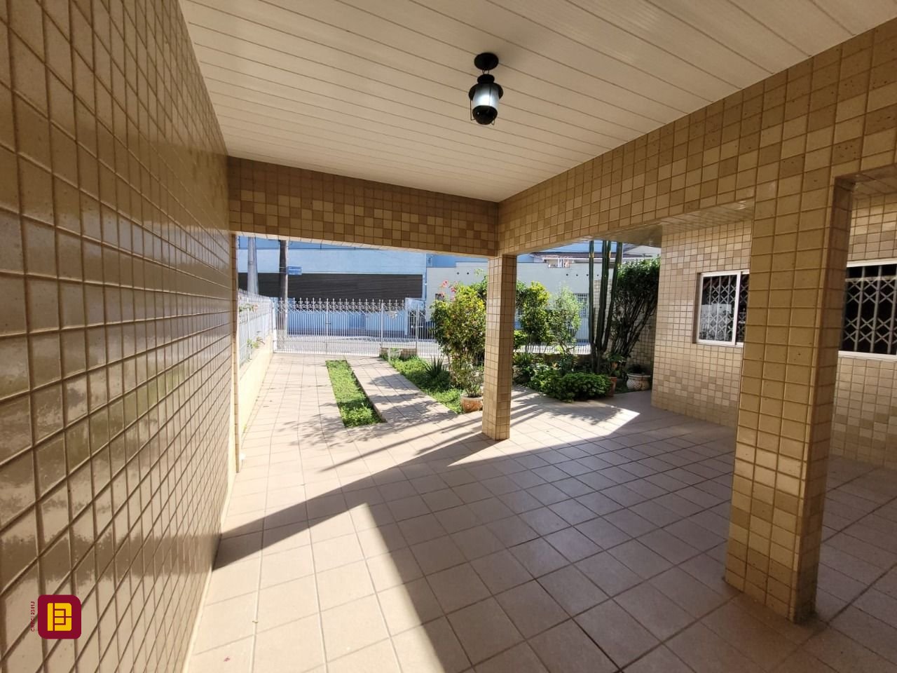 Casa com 138m², 4 quartos (sendo 1 suíte), 4 garagens, no bairro Estreito em Florianópolis