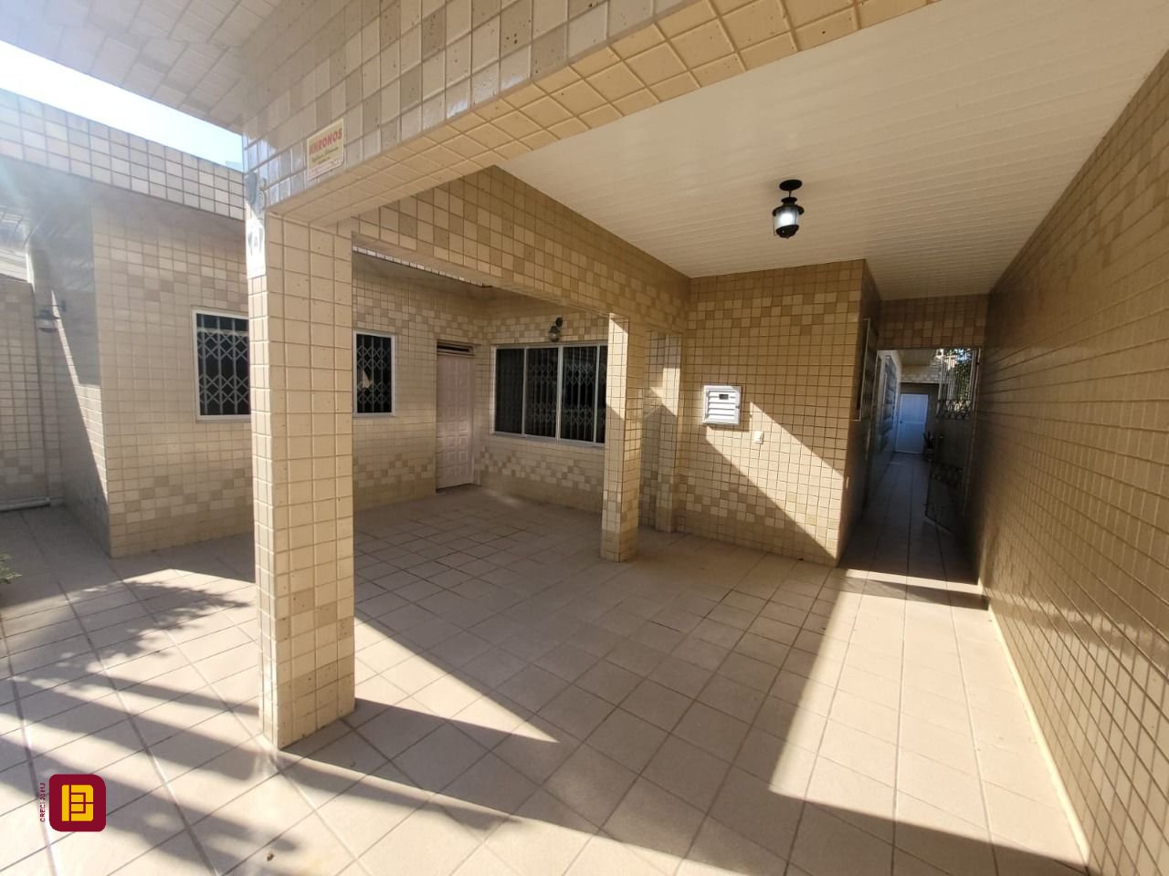 Casa com 138m², 4 quartos (sendo 1 suíte), 4 garagens, no bairro Estreito em Florianópolis
