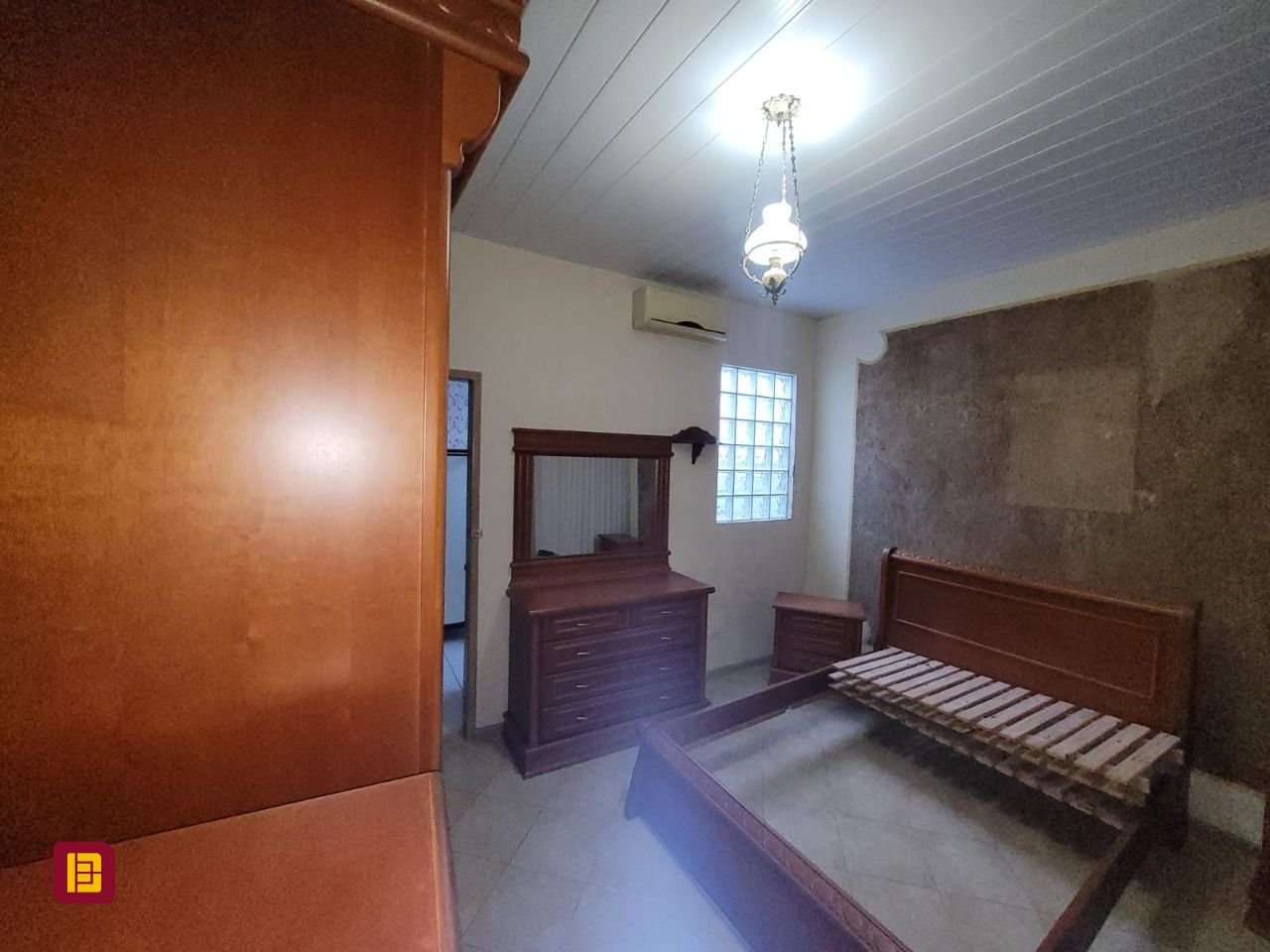 Casa com 138m², 4 quartos (sendo 1 suíte), 4 garagens, no bairro Estreito em Florianópolis