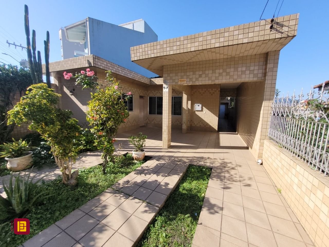 Casa com 138m², 4 quartos (sendo 1 suíte), 4 garagens, no bairro Estreito em Florianópolis