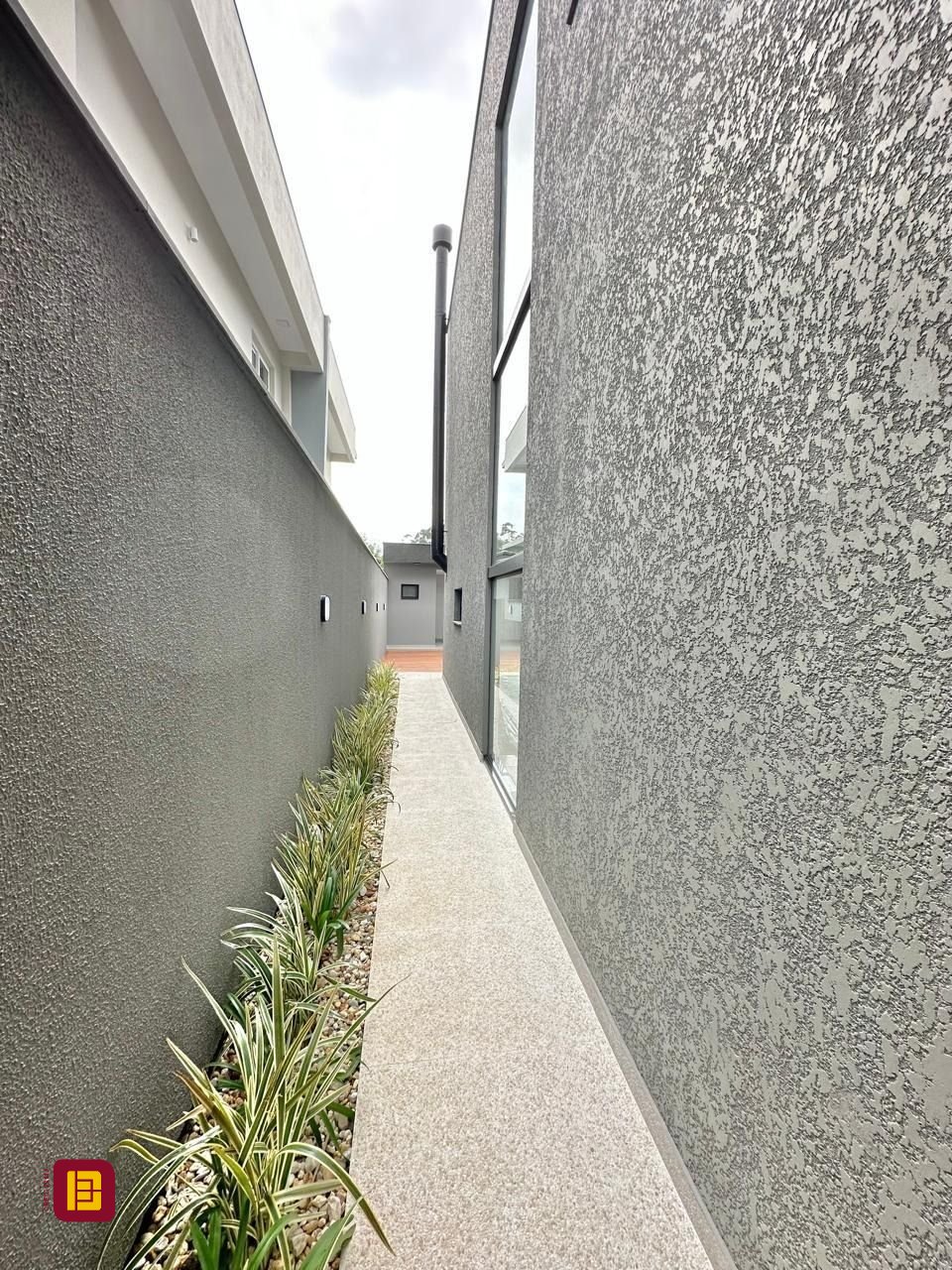 Casa com 165m², 6 quartos (sendo 3 suítes), 4 garagens, no bairro Ingleses em Florianópolis