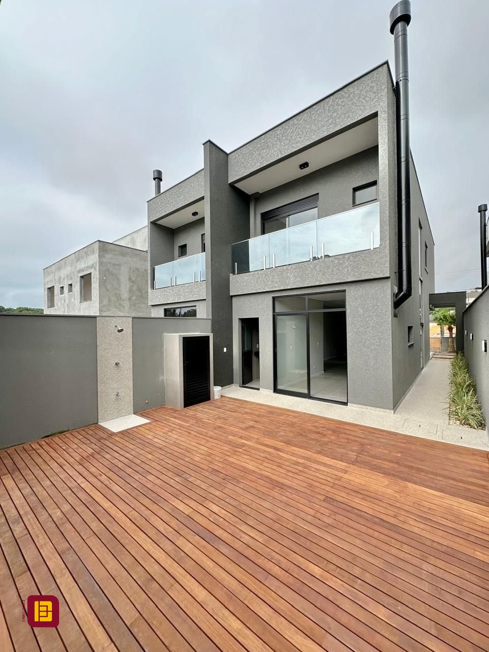 Casa com 165m², 6 quartos (sendo 3 suítes), 4 garagens, no bairro Ingleses em Florianópolis