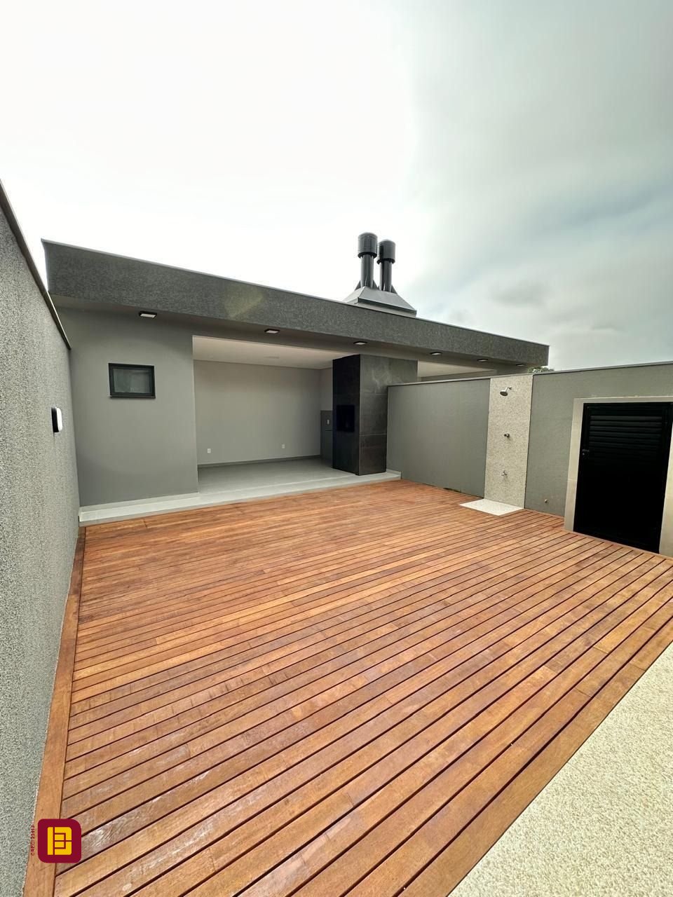 Casa com 165m², 6 quartos (sendo 3 suítes), 4 garagens, no bairro Ingleses em Florianópolis