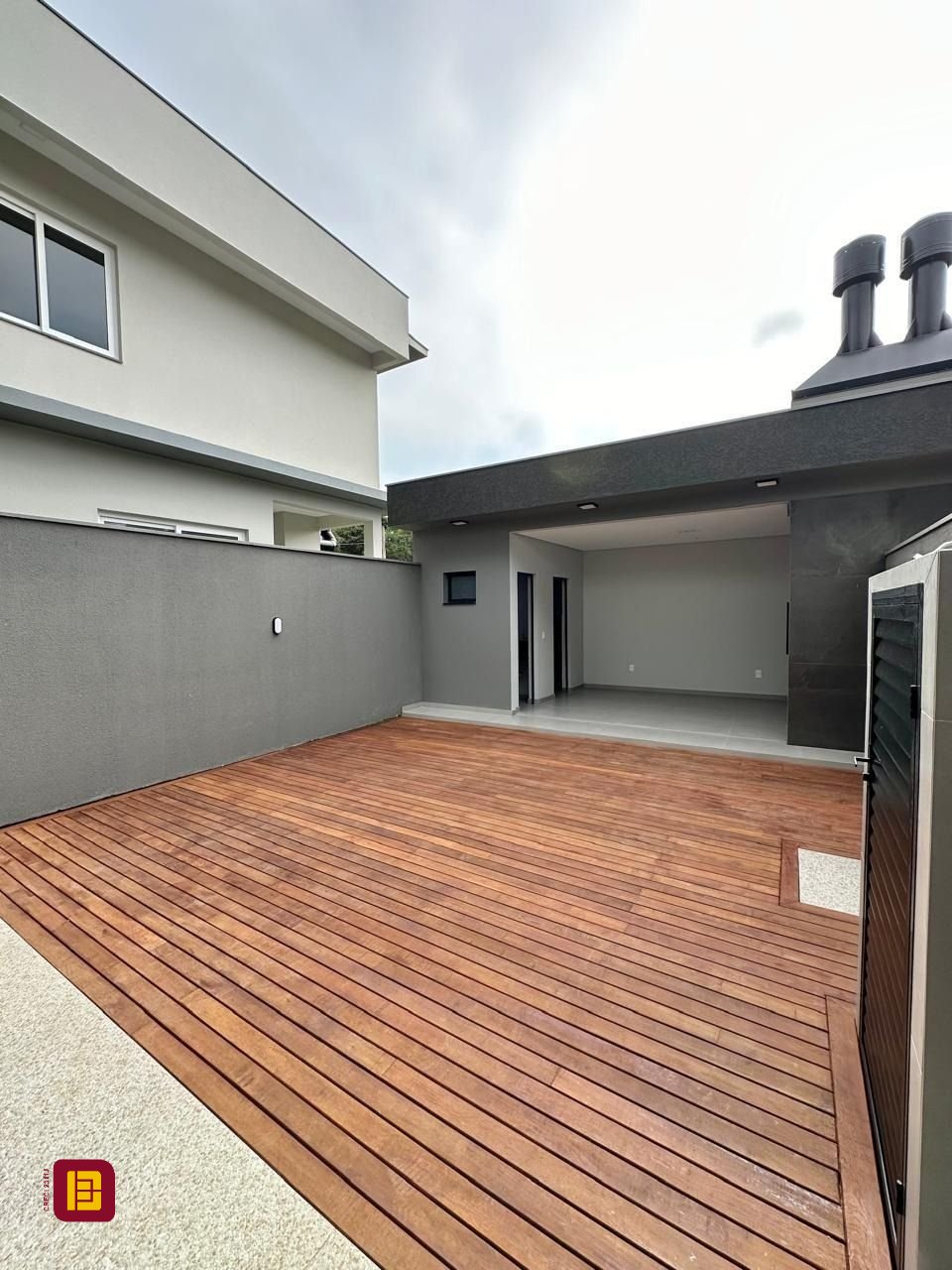 Casa com 165m², 6 quartos (sendo 3 suítes), 4 garagens, no bairro Ingleses em Florianópolis