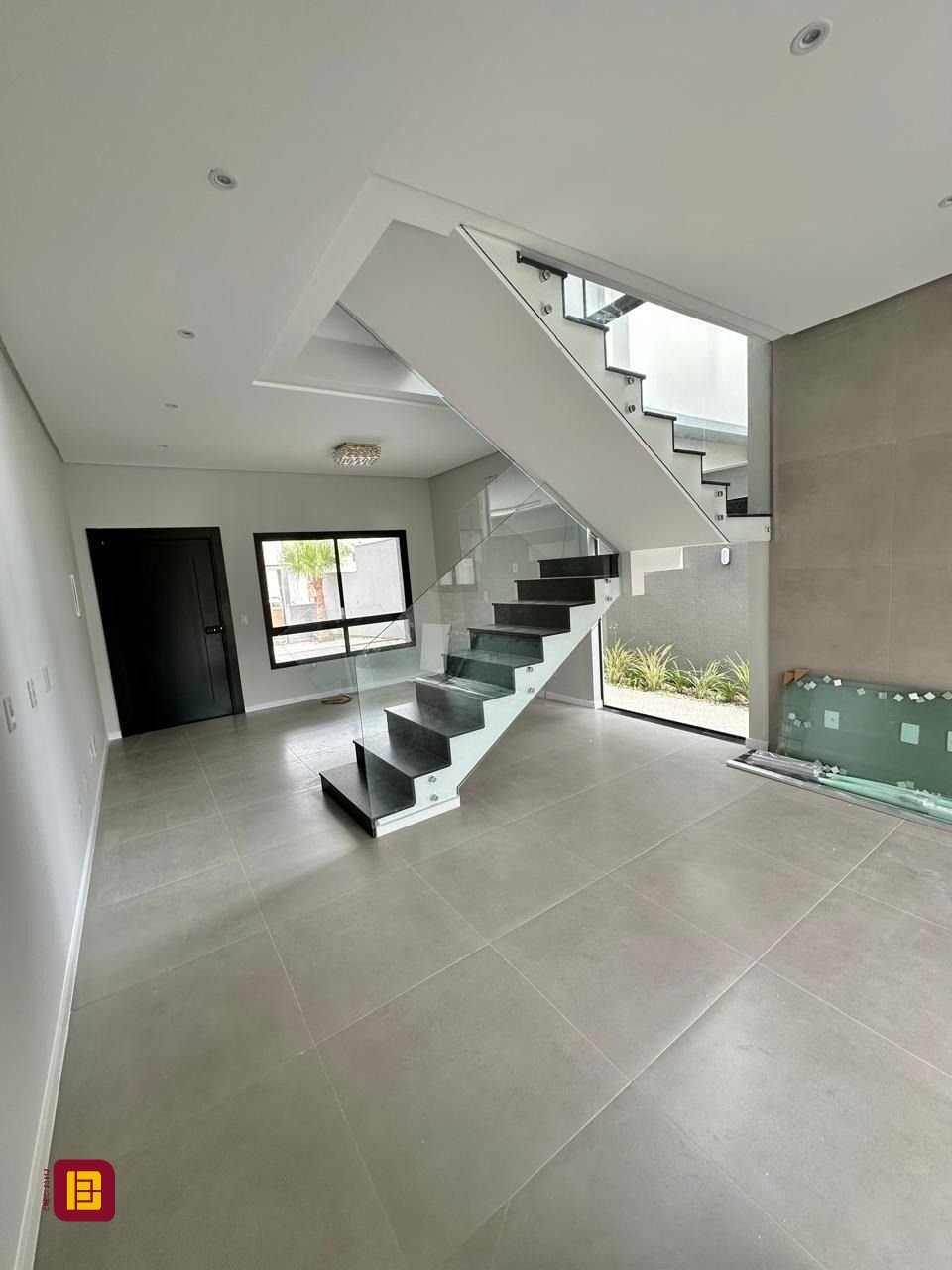 Casa com 165m², 6 quartos (sendo 3 suítes), 4 garagens, no bairro Ingleses em Florianópolis