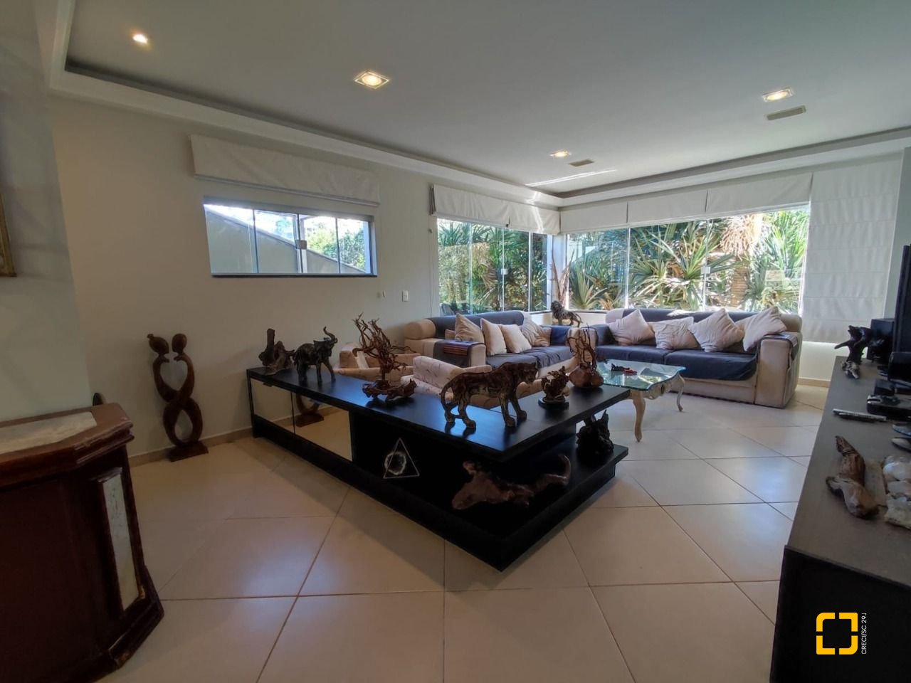 Casa de Condomínio com 287m², 6 quartos (sendo 4 suítes), 3 garagens, no bairro Bosque das Mansões em São José