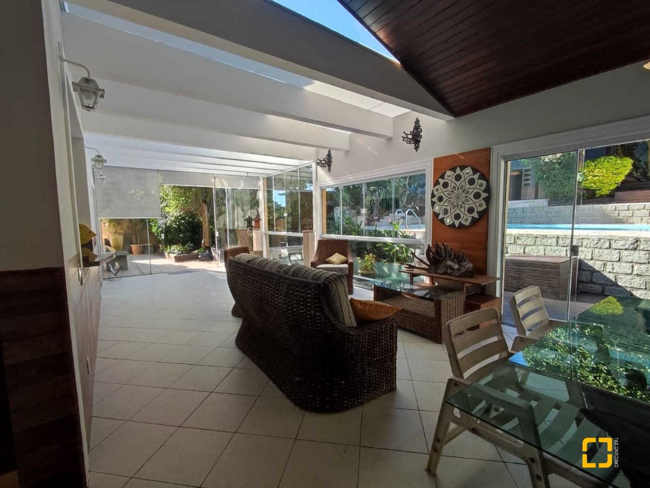Casa de Condomínio com 287m², 6 quartos (sendo 4 suítes), 3 garagens, no bairro Bosque das Mansões em São José