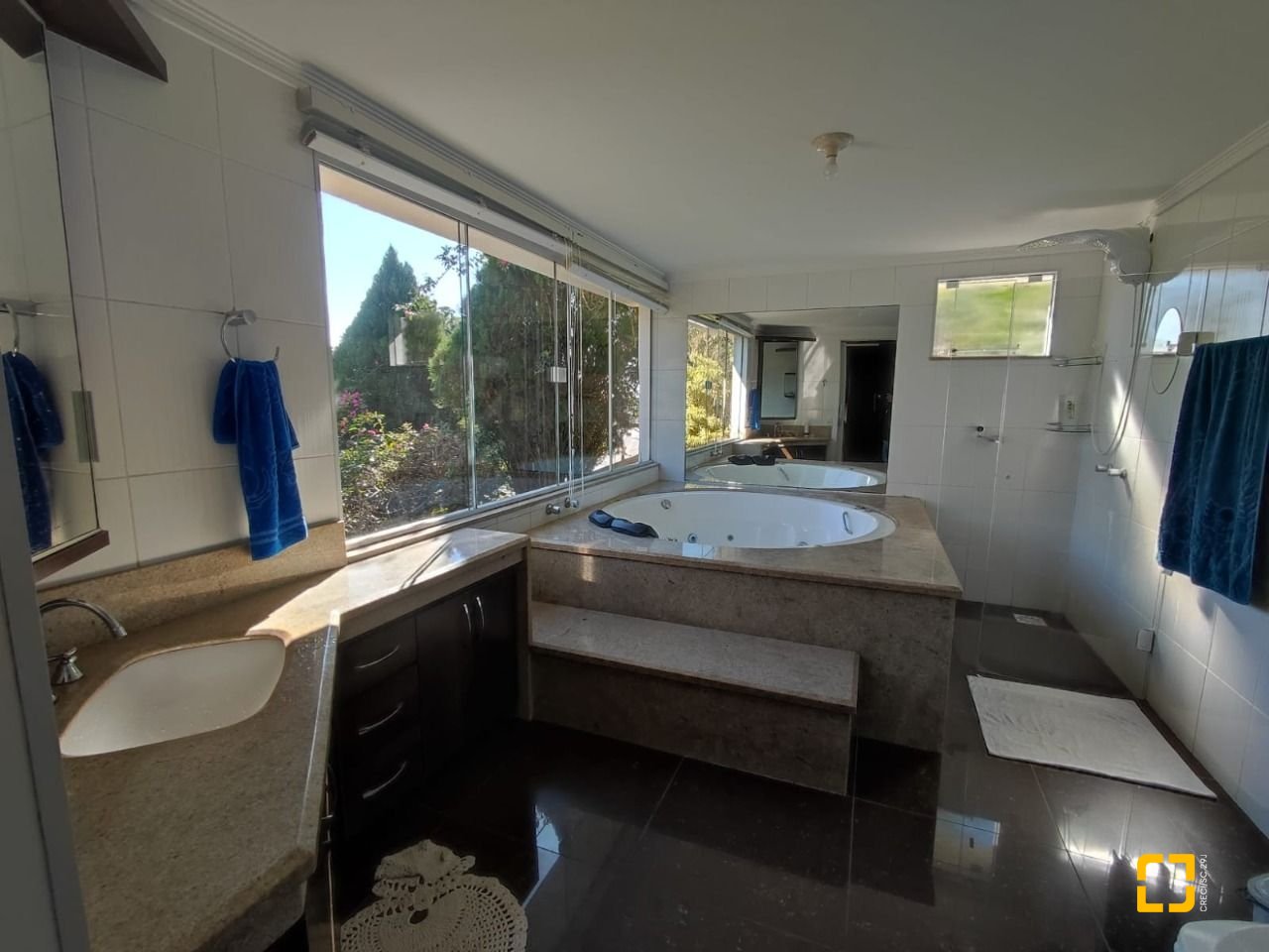 Casa de Condomínio com 287m², 6 quartos (sendo 4 suítes), 3 garagens, no bairro Bosque das Mansões em São José