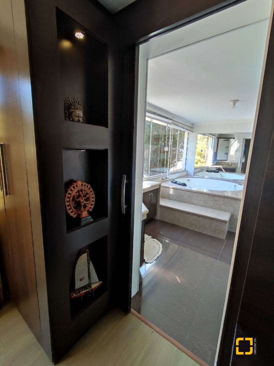 Casa de Condomínio com 287m², 6 quartos (sendo 4 suítes), 3 garagens, no bairro Bosque das Mansões em São José