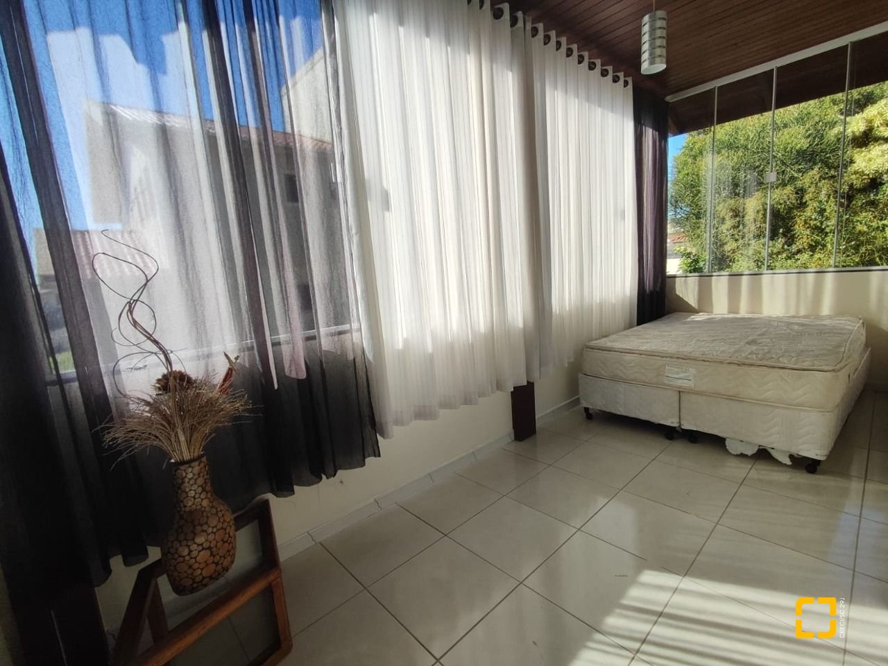 Casa de Condomínio com 287m², 6 quartos (sendo 4 suítes), 3 garagens, no bairro Bosque das Mansões em São José