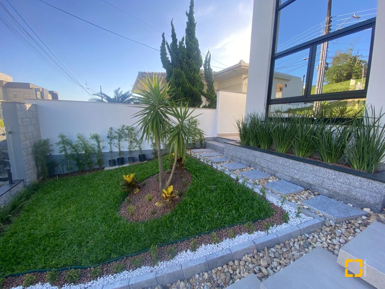 Casa com 300m², 3 quartos (sendo 2 suítes), 2 garagens, no bairro Pedra Branca em Palhoça