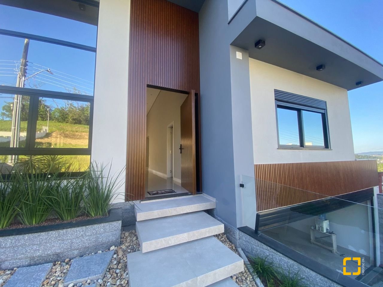 Casa com 300m², 3 quartos (sendo 2 suítes), 2 garagens, no bairro Pedra Branca em Palhoça