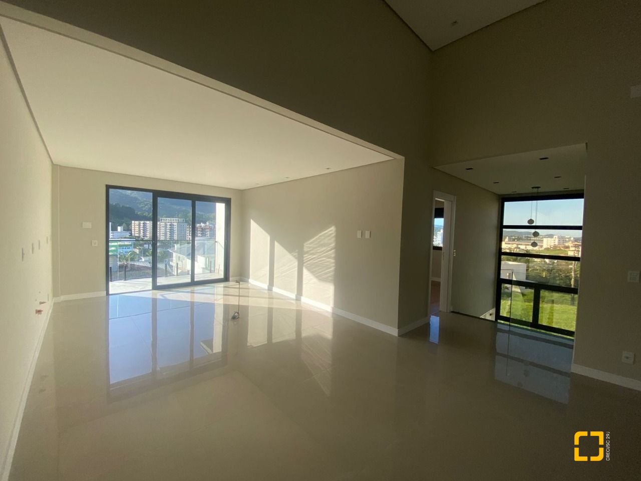 Casa com 300m², 3 quartos (sendo 2 suítes), 2 garagens, no bairro Pedra Branca em Palhoça