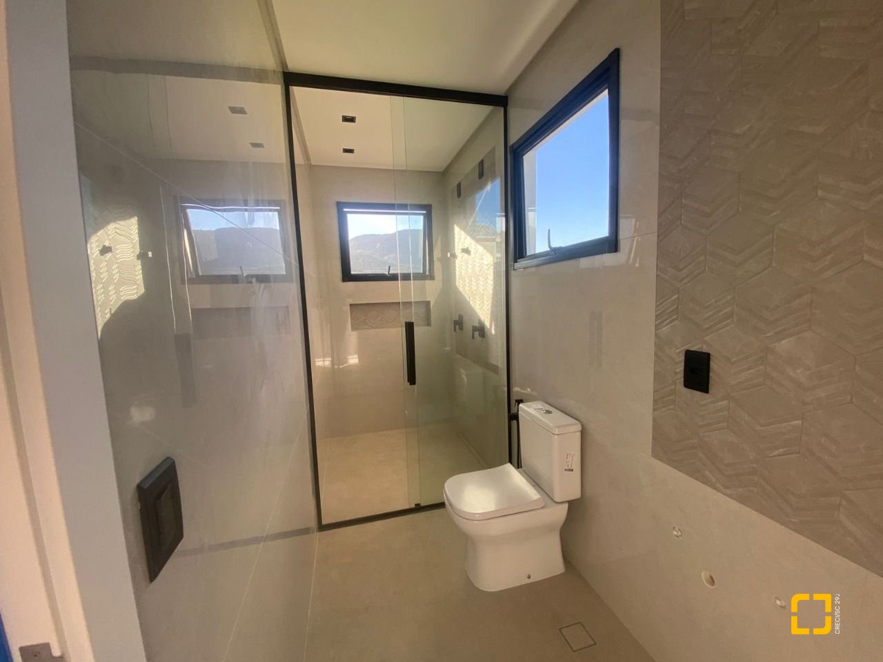 Casa com 300m², 3 quartos (sendo 2 suítes), 2 garagens, no bairro Pedra Branca em Palhoça