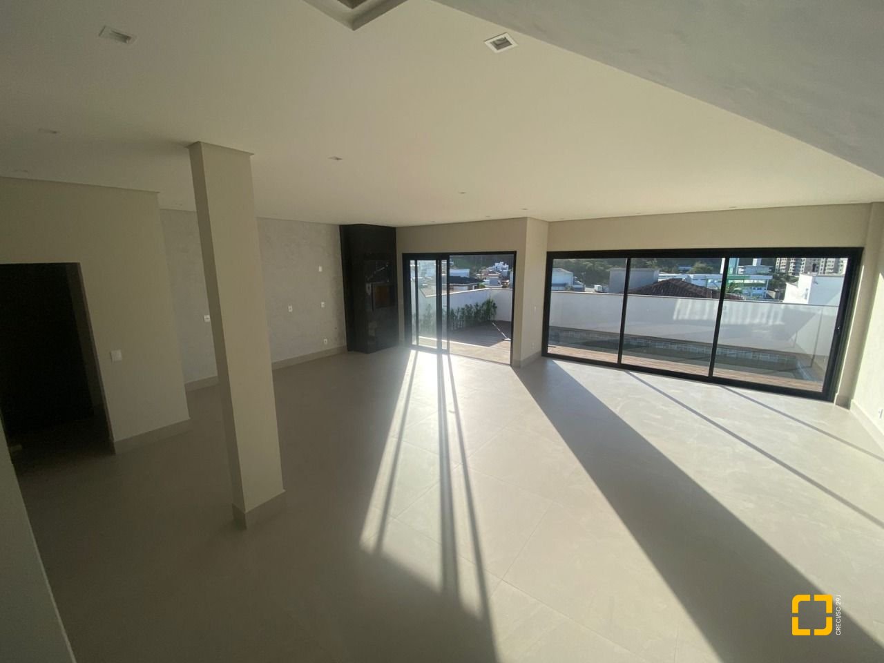 Casa com 300m², 3 quartos (sendo 2 suítes), 2 garagens, no bairro Pedra Branca em Palhoça
