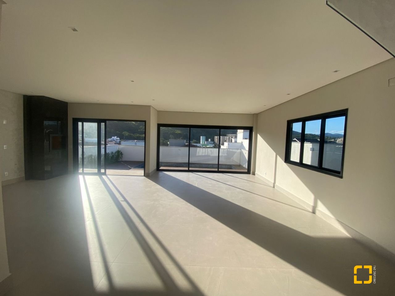 Casa com 300m², 3 quartos (sendo 2 suítes), 2 garagens, no bairro Pedra Branca em Palhoça