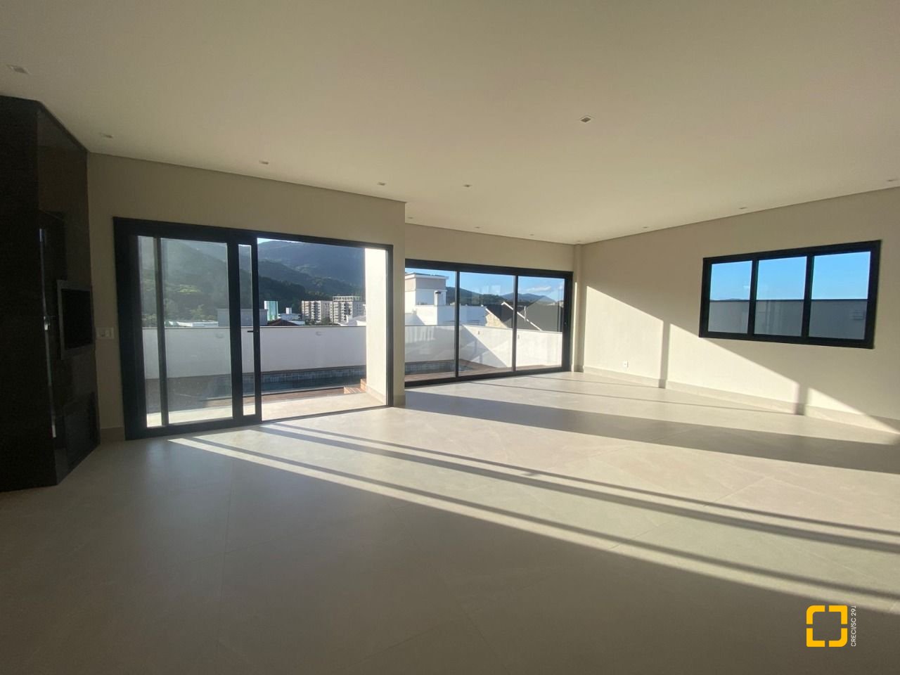 Casa com 300m², 3 quartos (sendo 2 suítes), 2 garagens, no bairro Pedra Branca em Palhoça