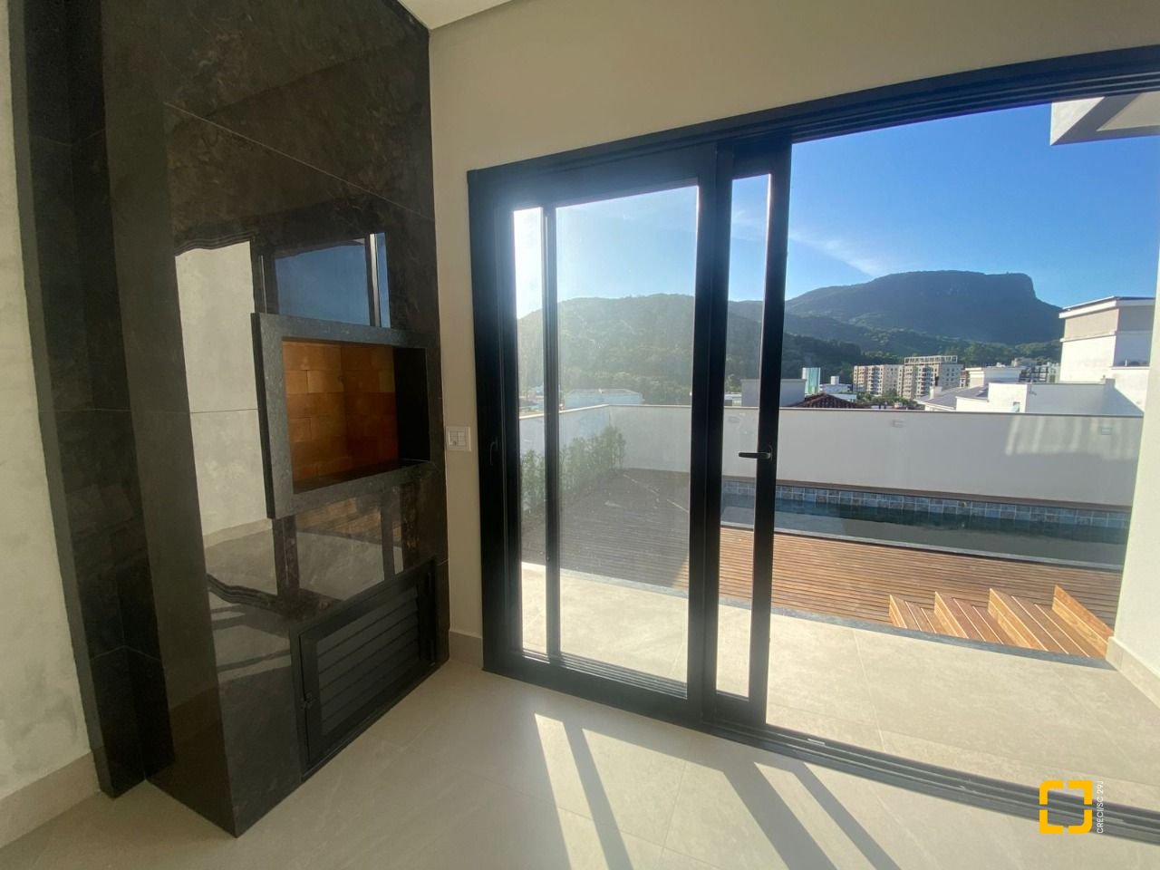 Casa com 300m², 3 quartos (sendo 2 suítes), 2 garagens, no bairro Pedra Branca em Palhoça