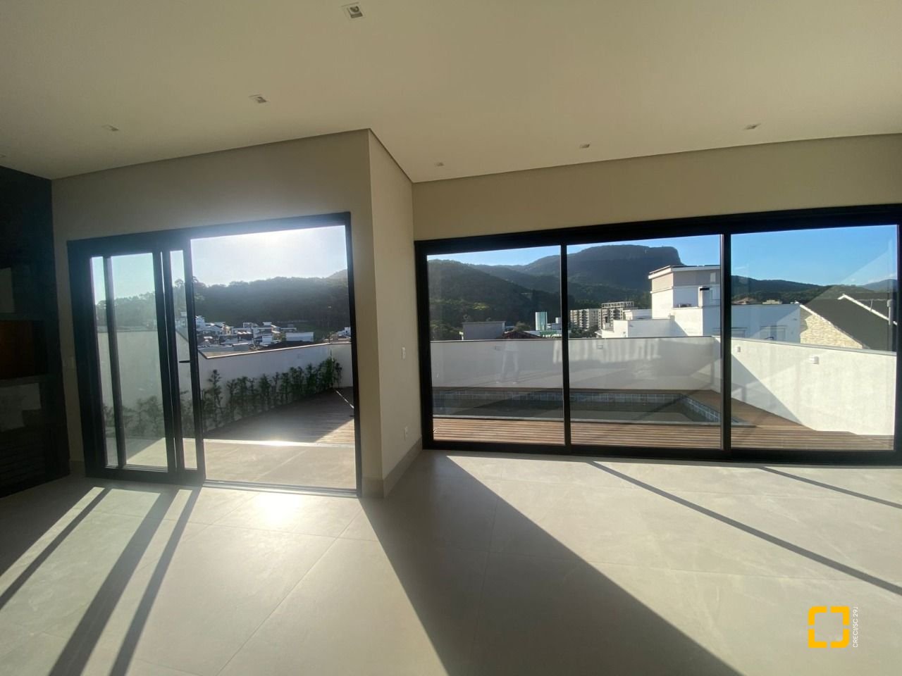 Casa com 300m², 3 quartos (sendo 2 suítes), 2 garagens, no bairro Pedra Branca em Palhoça