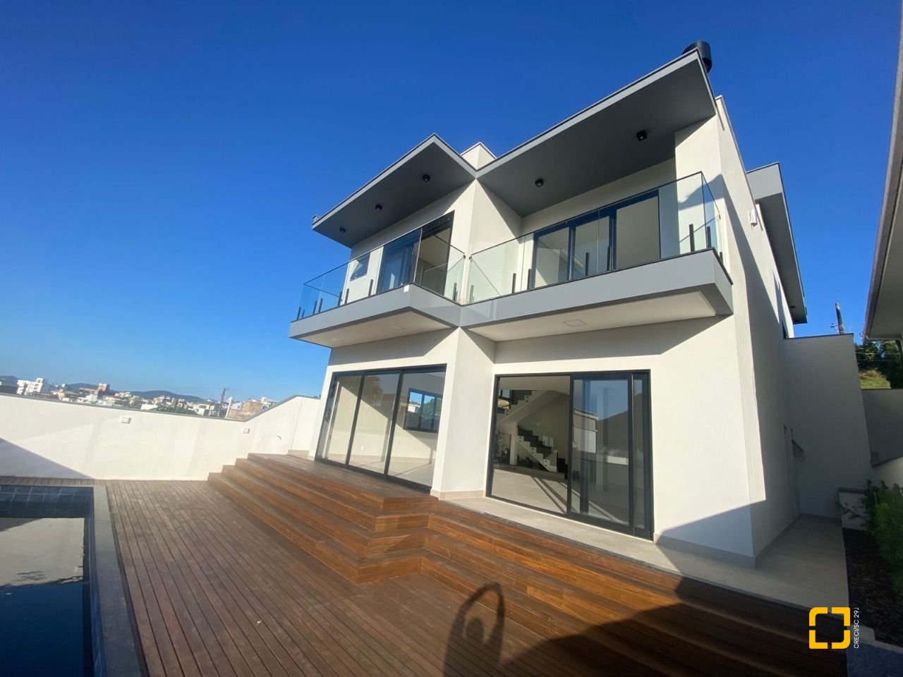 Casa com 300m², 3 quartos (sendo 2 suítes), 2 garagens, no bairro Pedra Branca em Palhoça