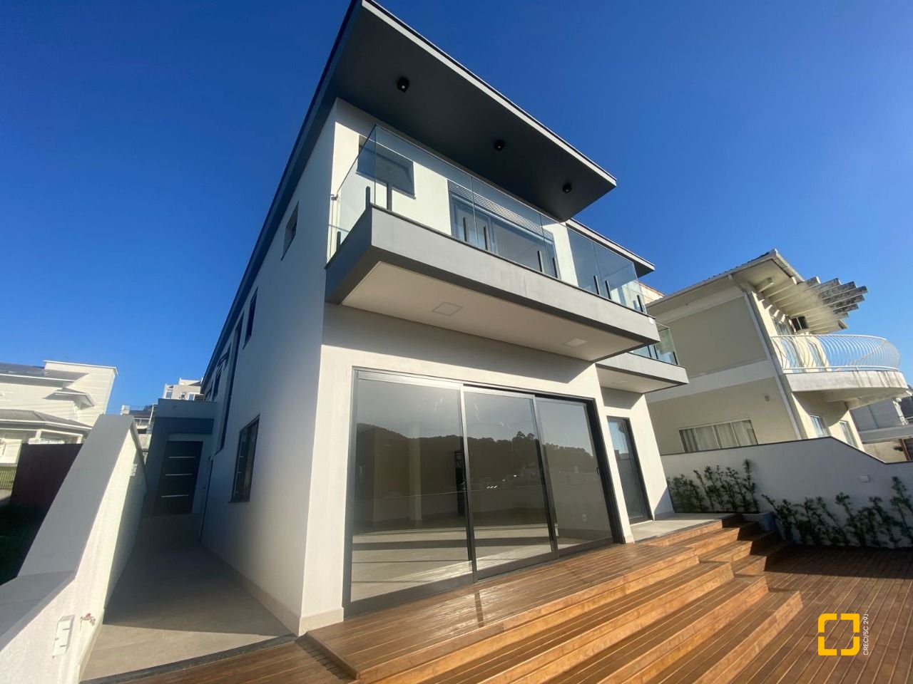 Casa com 300m², 3 quartos (sendo 2 suítes), 2 garagens, no bairro Pedra Branca em Palhoça