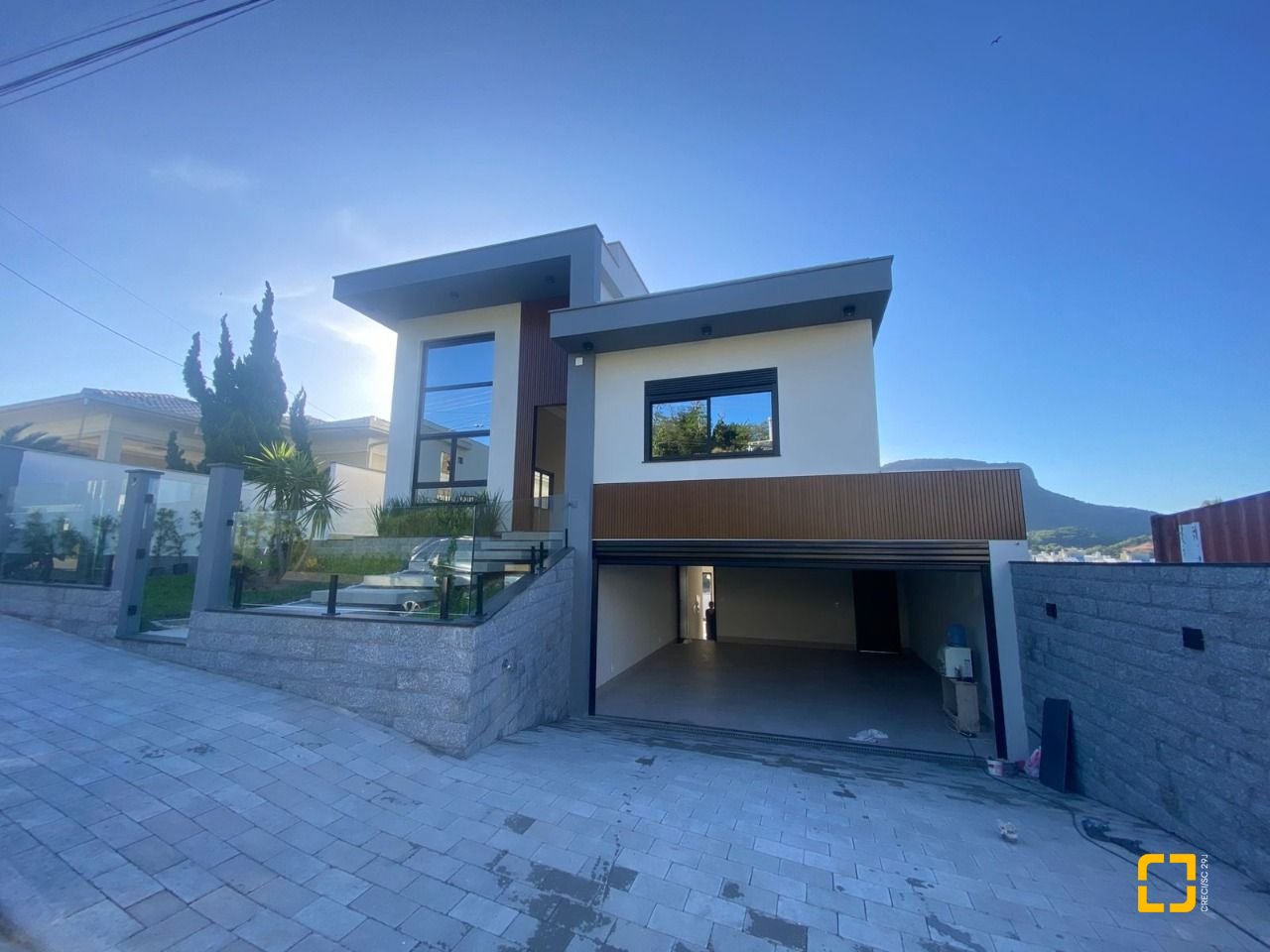 Casa com 300m², 3 quartos (sendo 2 suítes), 2 garagens, no bairro Pedra Branca em Palhoça