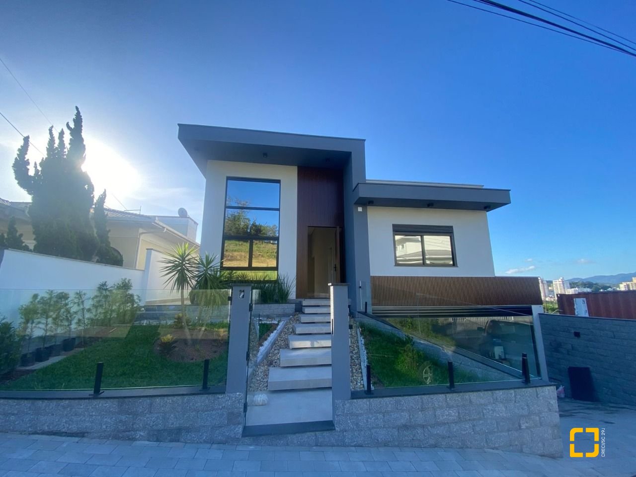 Casa com 300m², 5 quartos (sendo 2 suítes), 2 garagens, no bairro Pedra Branca em Palhoça