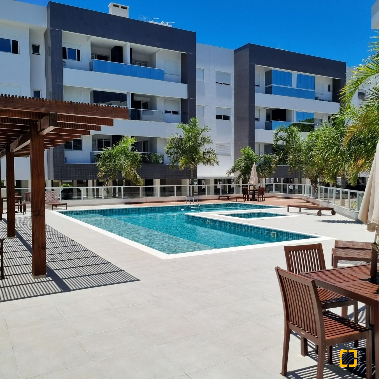 Apartamento com 81m², 4 quartos (sendo 2 suítes), 2 garagens, no bairro Ingleses em Florianópolis