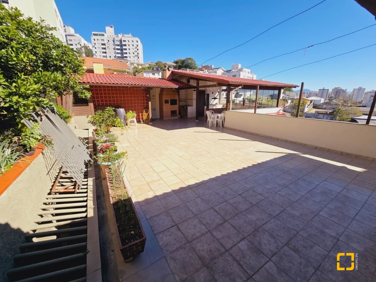 Casa com 221m², 6 quartos (sendo 2 suítes), 1 garagem, no bairro Estreito em Florianópolis