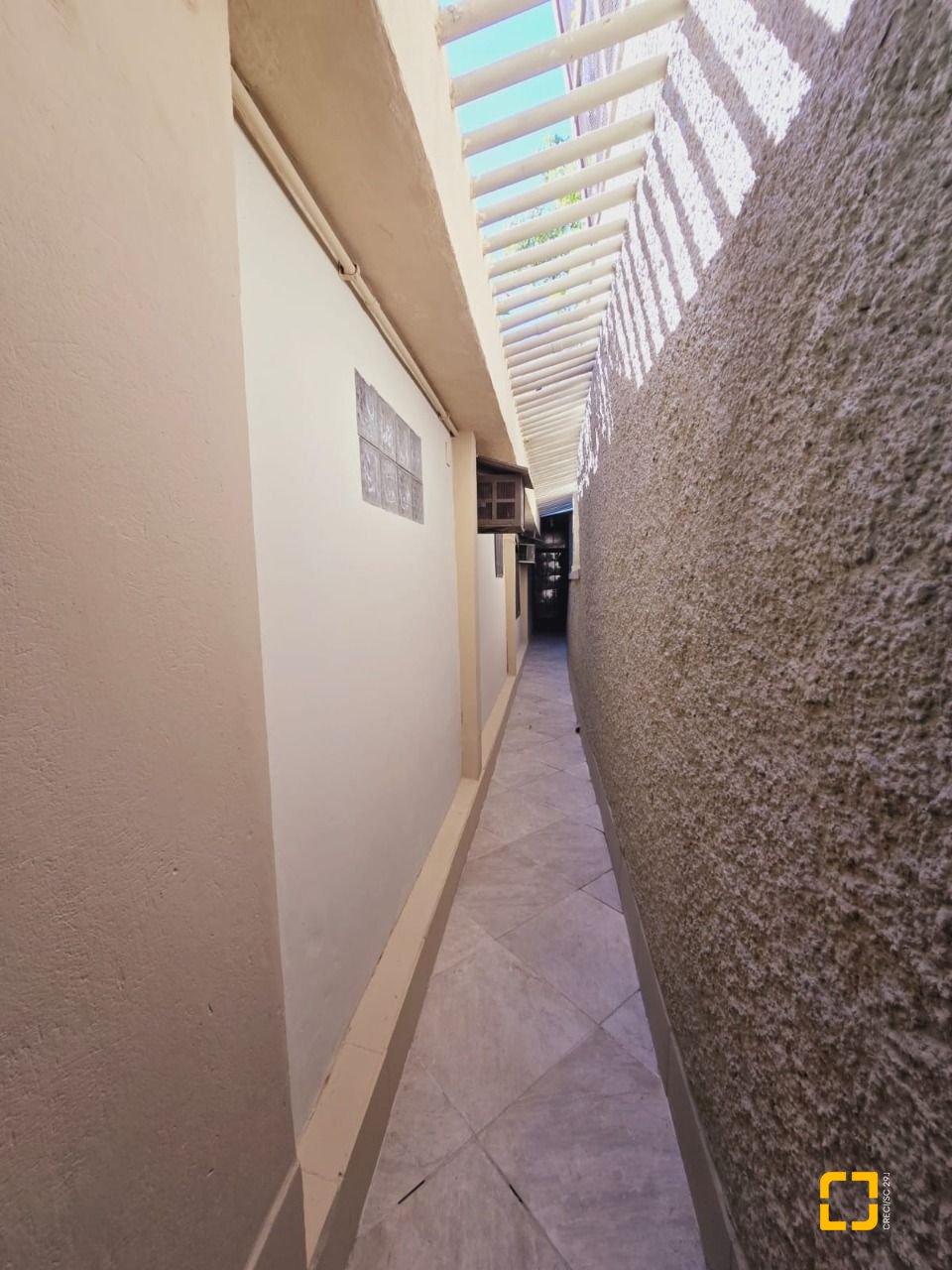 Casa com 221m², 6 quartos (sendo 2 suítes), 1 garagem, no bairro Estreito em Florianópolis