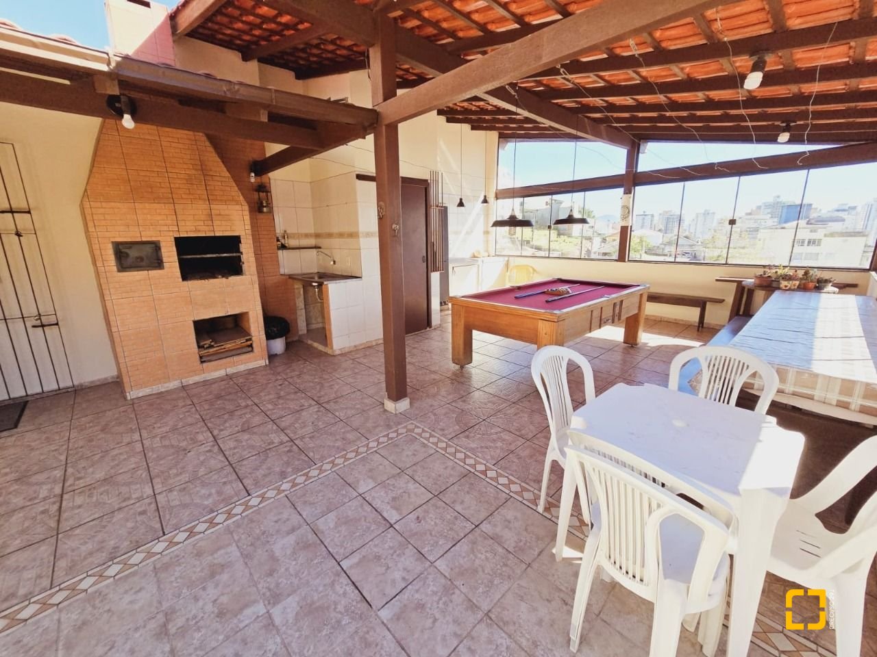 Casa com 221m², 6 quartos (sendo 2 suítes), 1 garagem, no bairro Estreito em Florianópolis