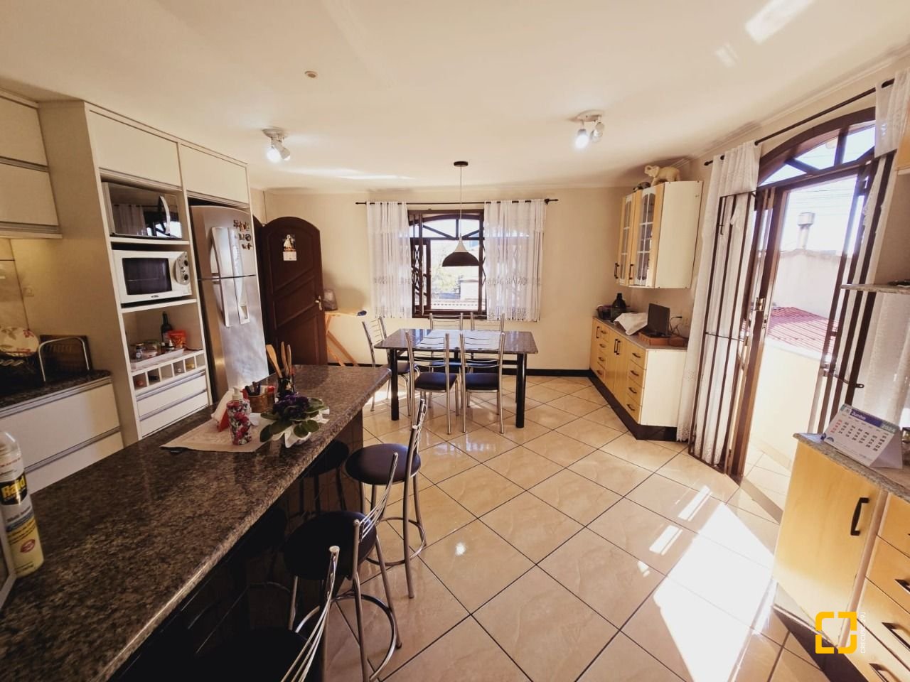 Casa com 221m², 6 quartos (sendo 2 suítes), 1 garagem, no bairro Estreito em Florianópolis
