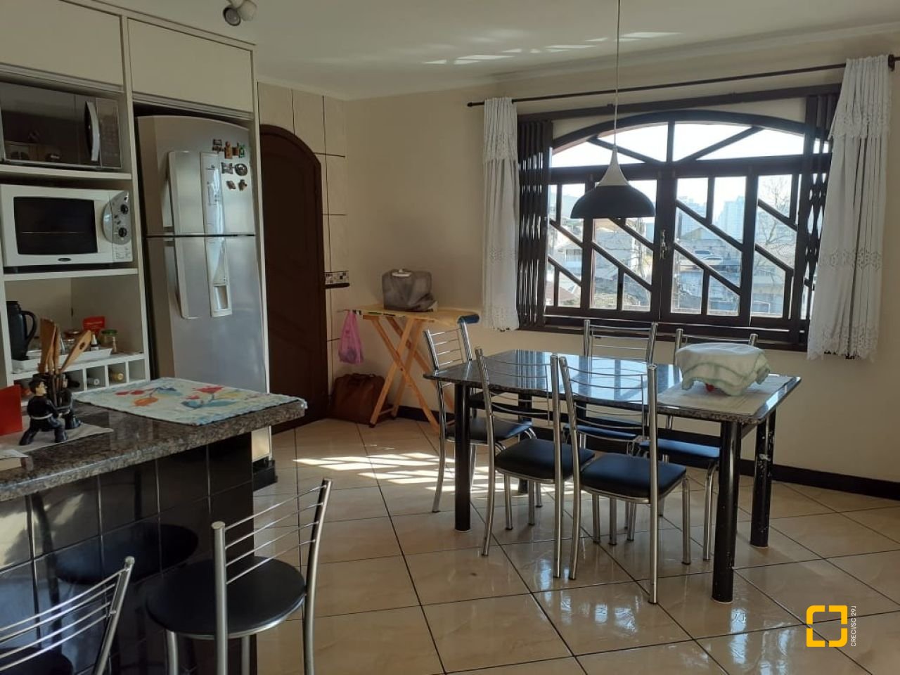Casa com 221m², 6 quartos (sendo 2 suítes), 1 garagem, no bairro Estreito em Florianópolis