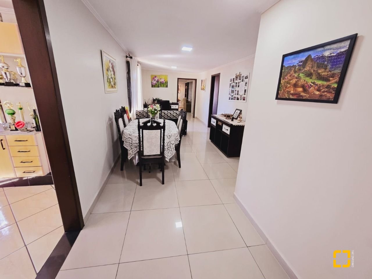 Casa com 221m², 6 quartos (sendo 2 suítes), 1 garagem, no bairro Estreito em Florianópolis
