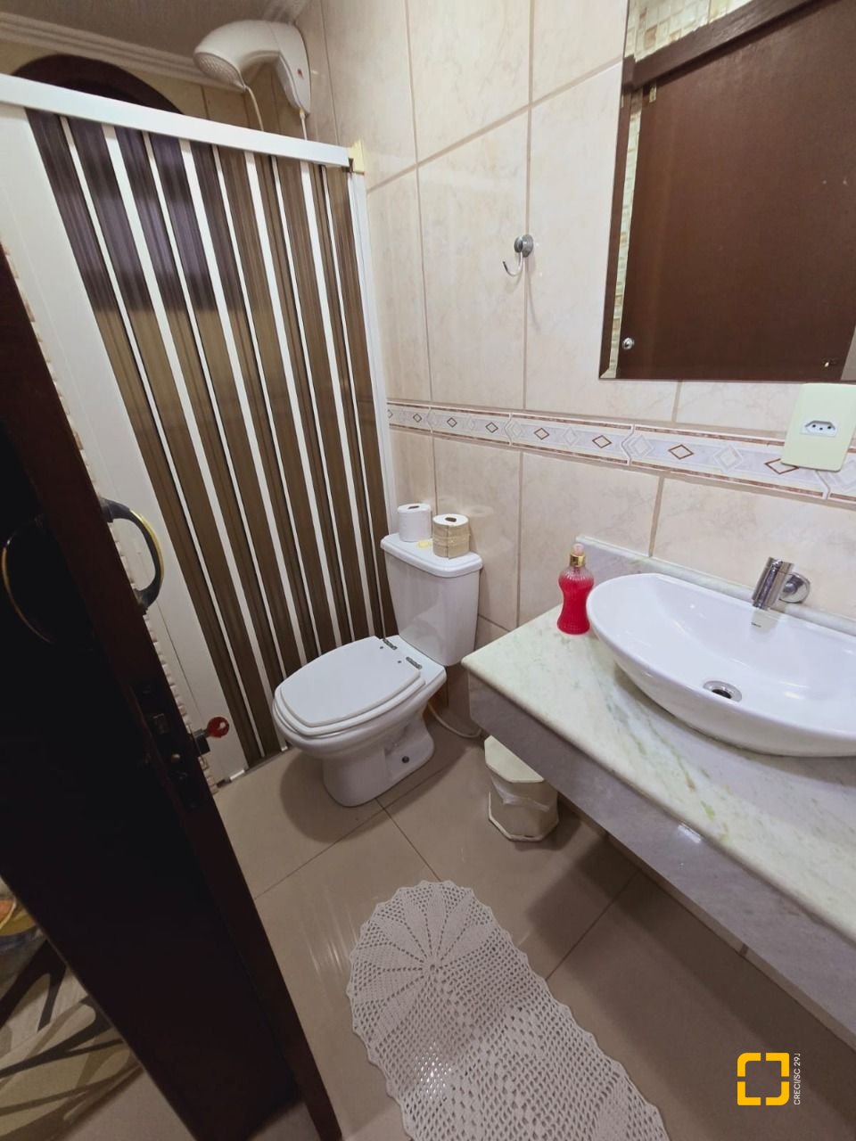 Casa com 221m², 6 quartos (sendo 2 suítes), 1 garagem, no bairro Estreito em Florianópolis