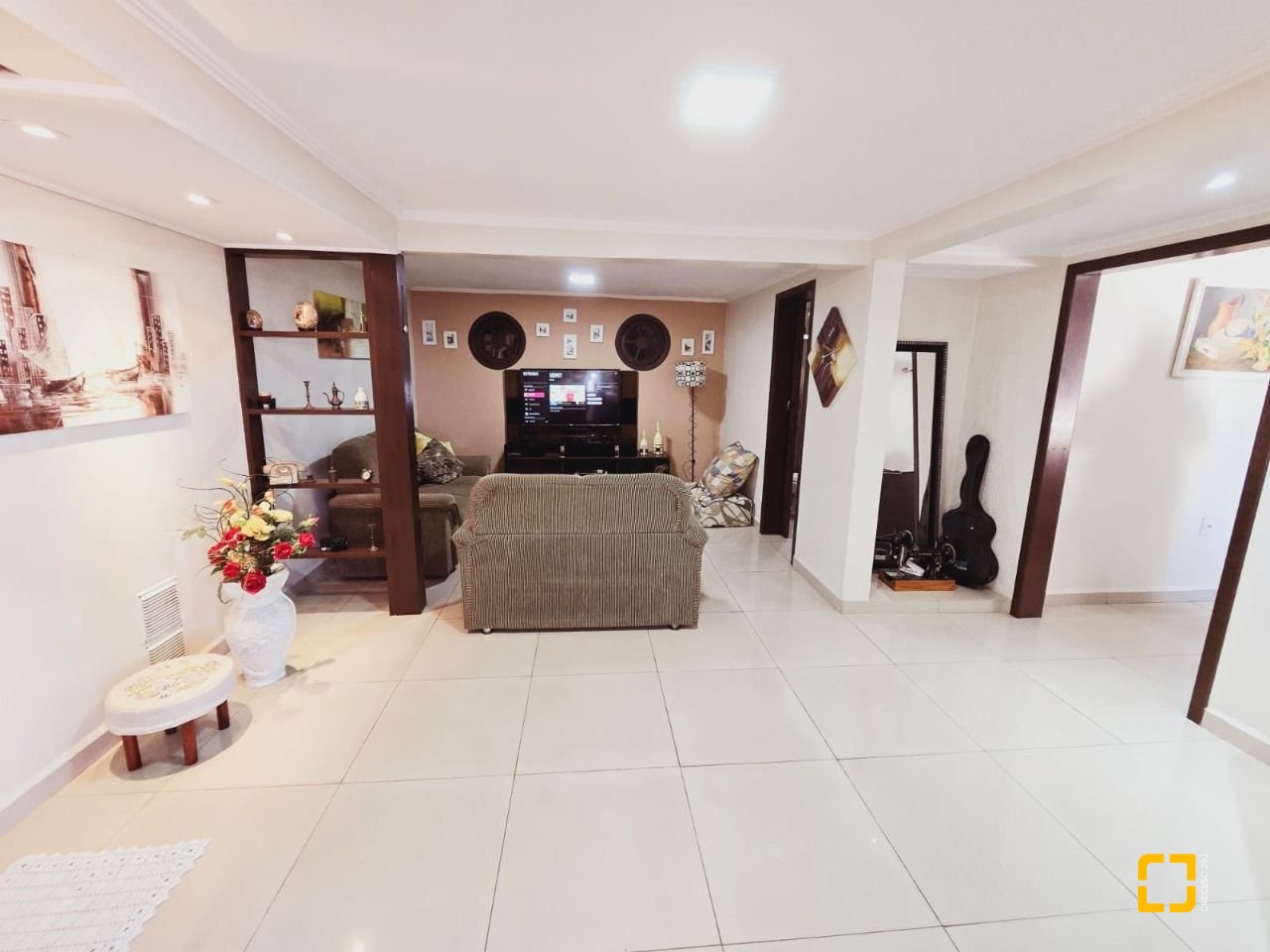 Casa com 221m², 6 quartos (sendo 2 suítes), 1 garagem, no bairro Estreito em Florianópolis