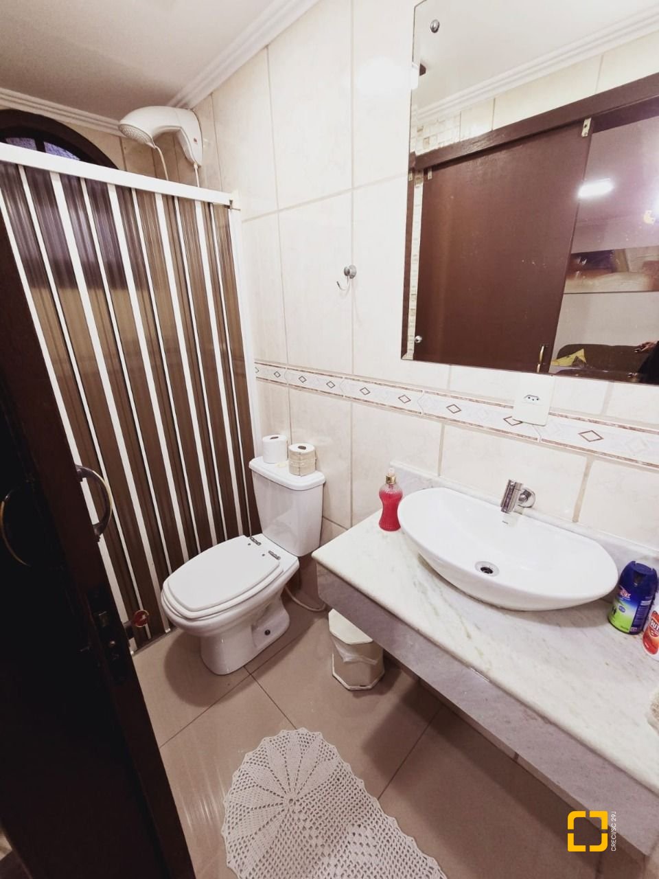 Casa com 221m², 6 quartos (sendo 2 suítes), 1 garagem, no bairro Estreito em Florianópolis