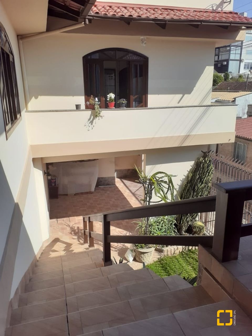 Casa com 221m², 6 quartos (sendo 2 suítes), 1 garagem, no bairro Estreito em Florianópolis