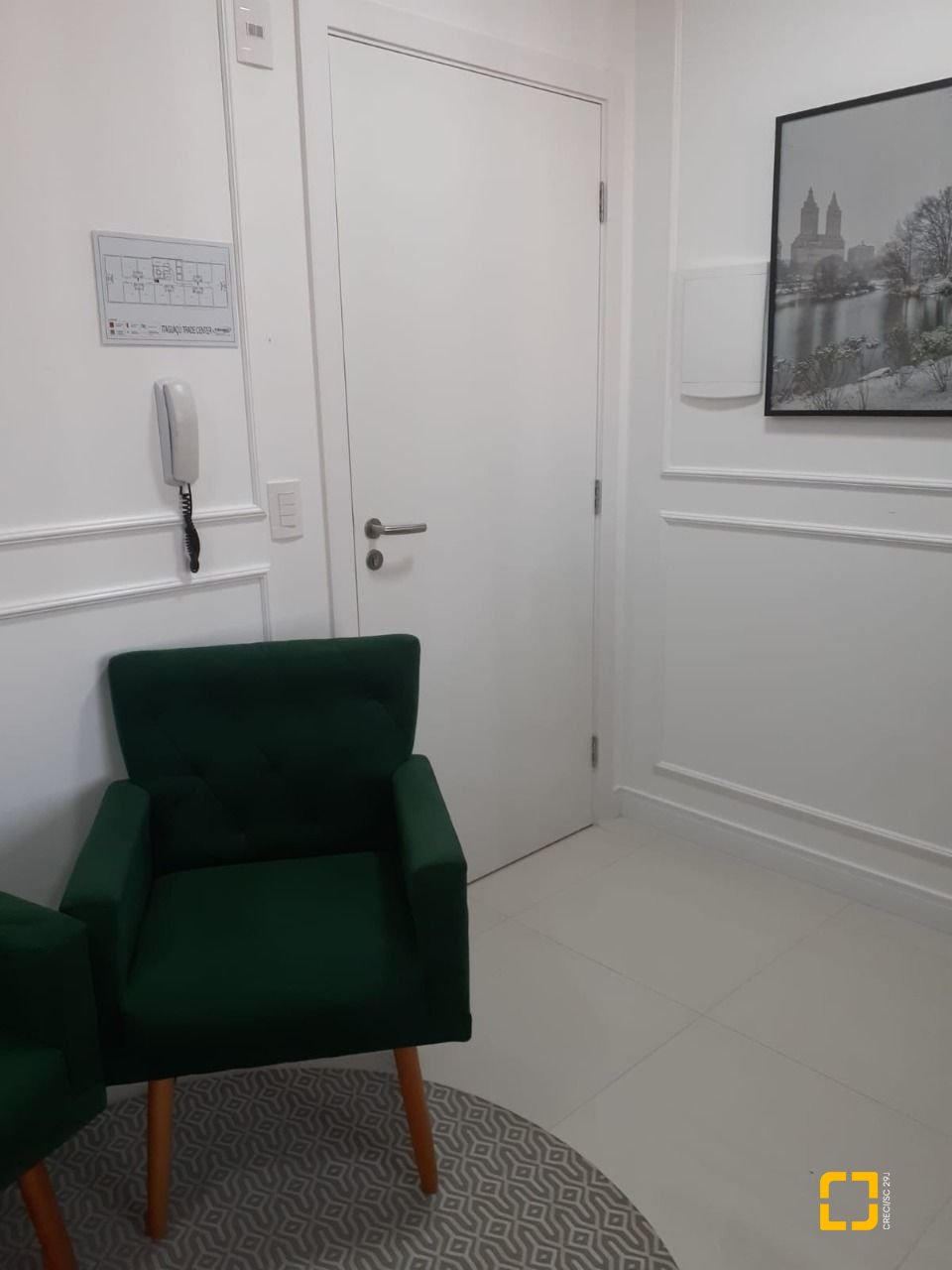 Sala com 32m², no bairro Barreiros em São José