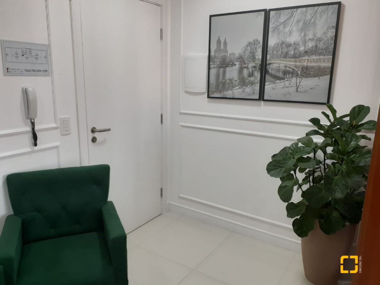 Sala com 32m², no bairro Barreiros em São José